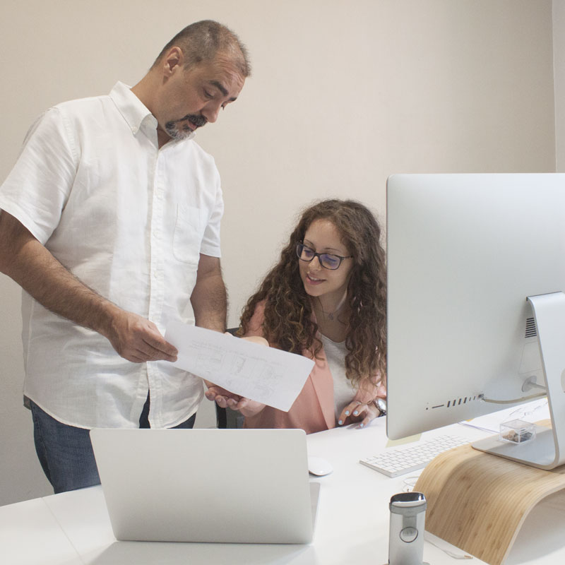 Due dipendenti di Invisiblefarm che lavorano alla formazione